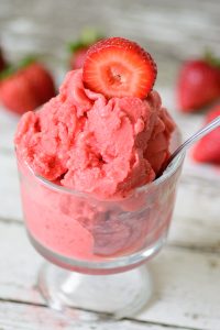 3 Ingredient Strawberry Frozen Yogurt