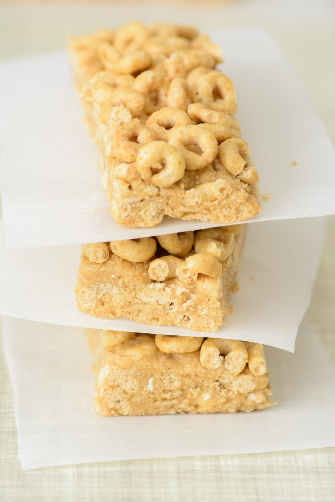 Honey Nut Cheerios Cereal Bars with Gluten-Free Cheerios. Great for an on the go breakfast or as an afternoon treat!