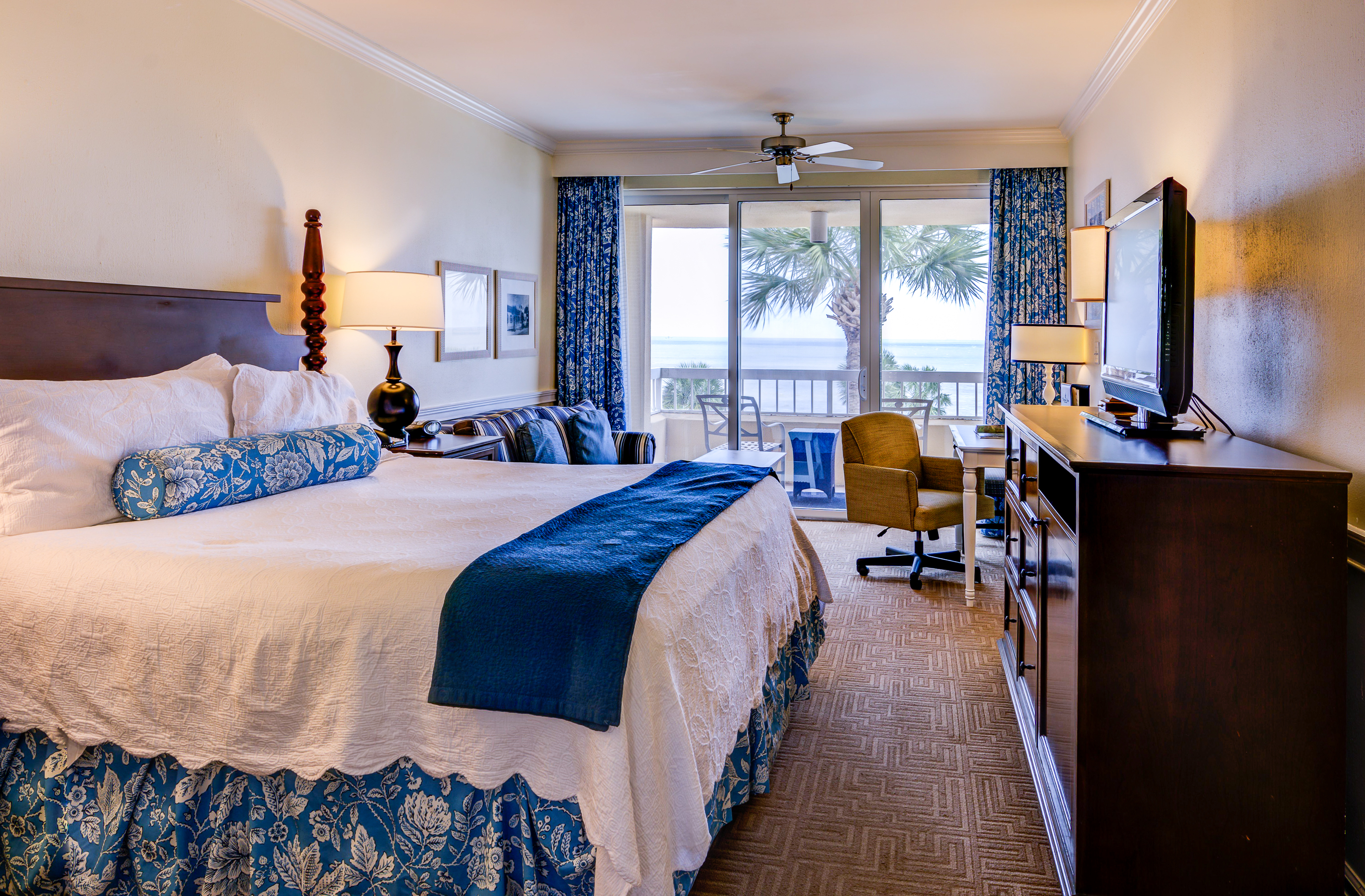Planning a family trip to St. Simon's Island? Find out why you should stay at the beautiful King of Prince resort where simple pleasures flourish and true Southern hospitality abounds. The island's only beachfront lodging is waiting to welcome you with open arms. 
