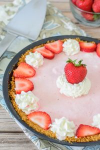 Strawberry Frozen Yogurt Pie! This delicious no bake pie recipe is the perfect frozen summer treat! Great to take to BBQs, picnics or just enjoy as an evening treat. Delicious!