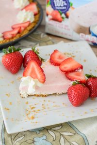 Strawberry Frozen Yogurt Pie! This delicious no bake pie recipe is the perfect frozen summer treat! Great to take to BBQs, picnics or just enjoy as an evening treat. Delicious!